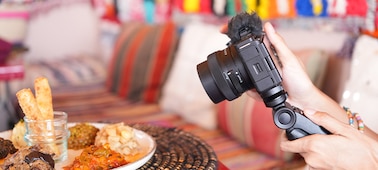 Imagen de uso en la que se muestra a un usuario capturando un plato marroquí con la distancia focal mínima del lente