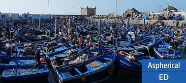 Imagen de muestra de numerosos botes azules amarrados en el puerto en la que se muestra la resolución