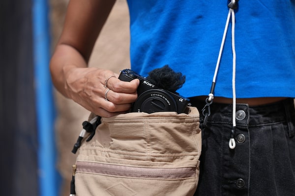 Imagen de uso de un hombre sacando la cámara de una bolsa